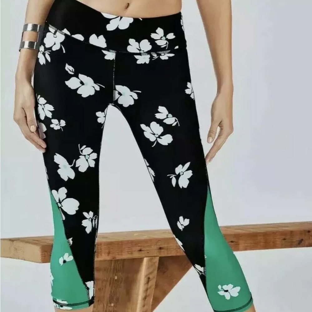 Fabletics Capri Leggings Womens 2XS Black Floral Print‎ Stretch Yoga Athletic